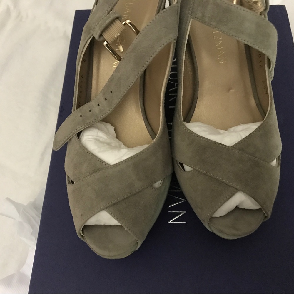 New beautiful grey suede wedge!